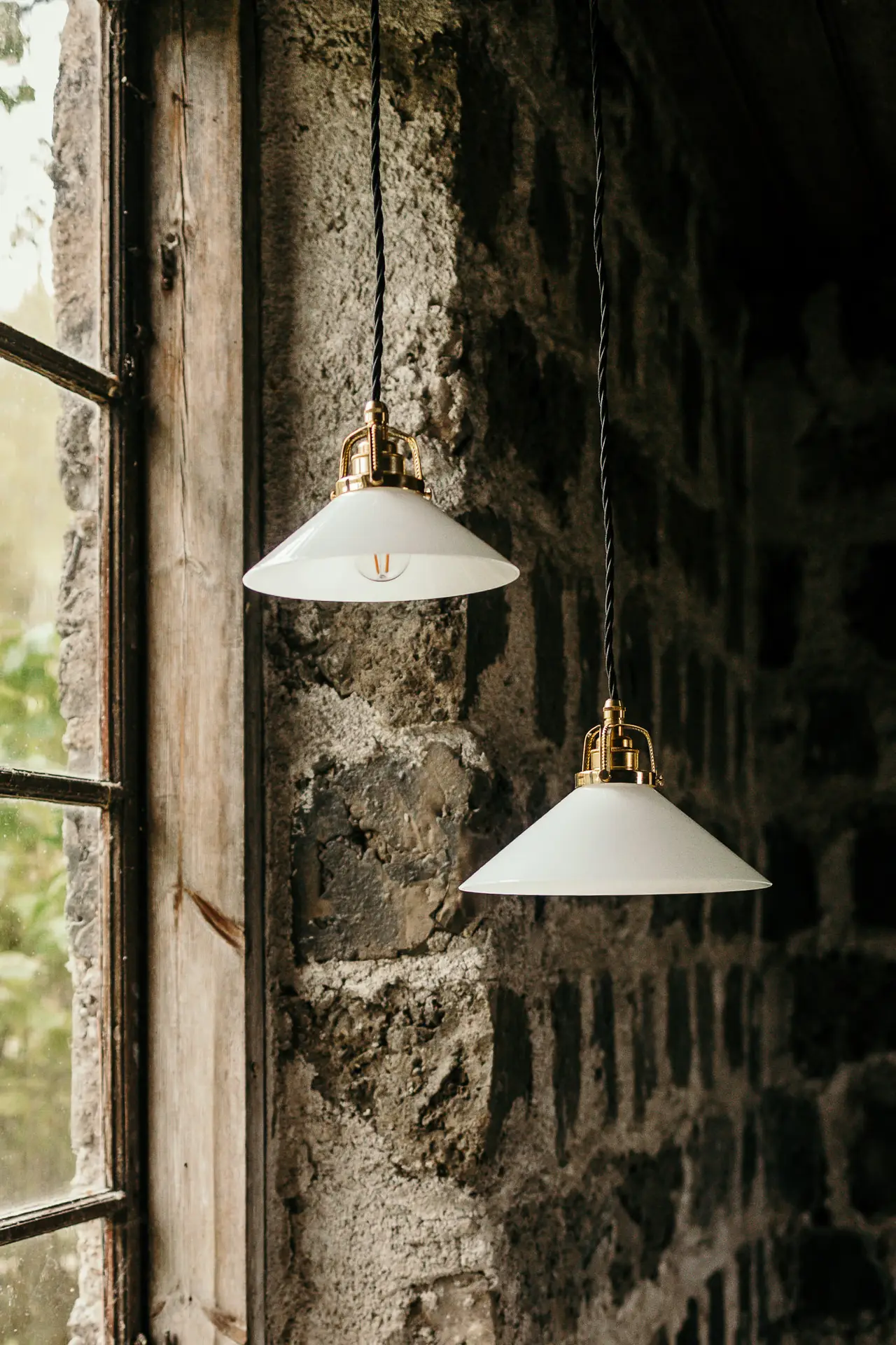 Gysinge Skomakarlampa taklampe hvit liten svart ledning