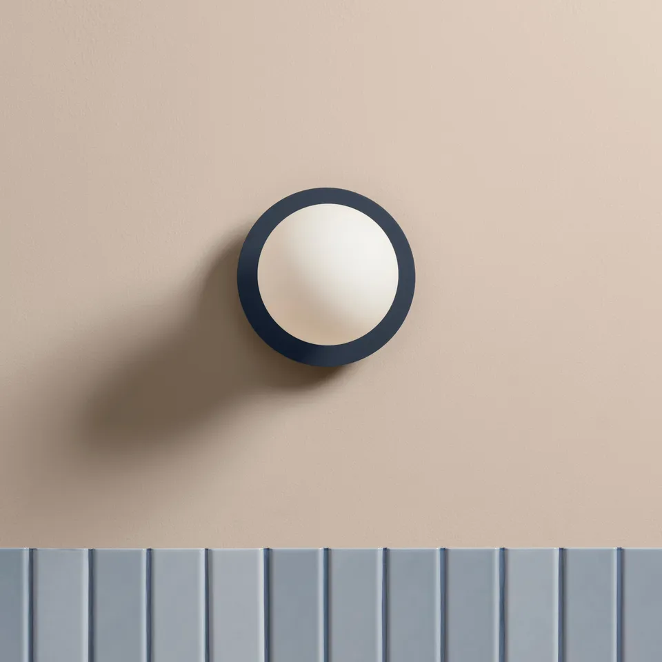 Toniton Circle 160 vegglampe Deep Blue opalglass IP44