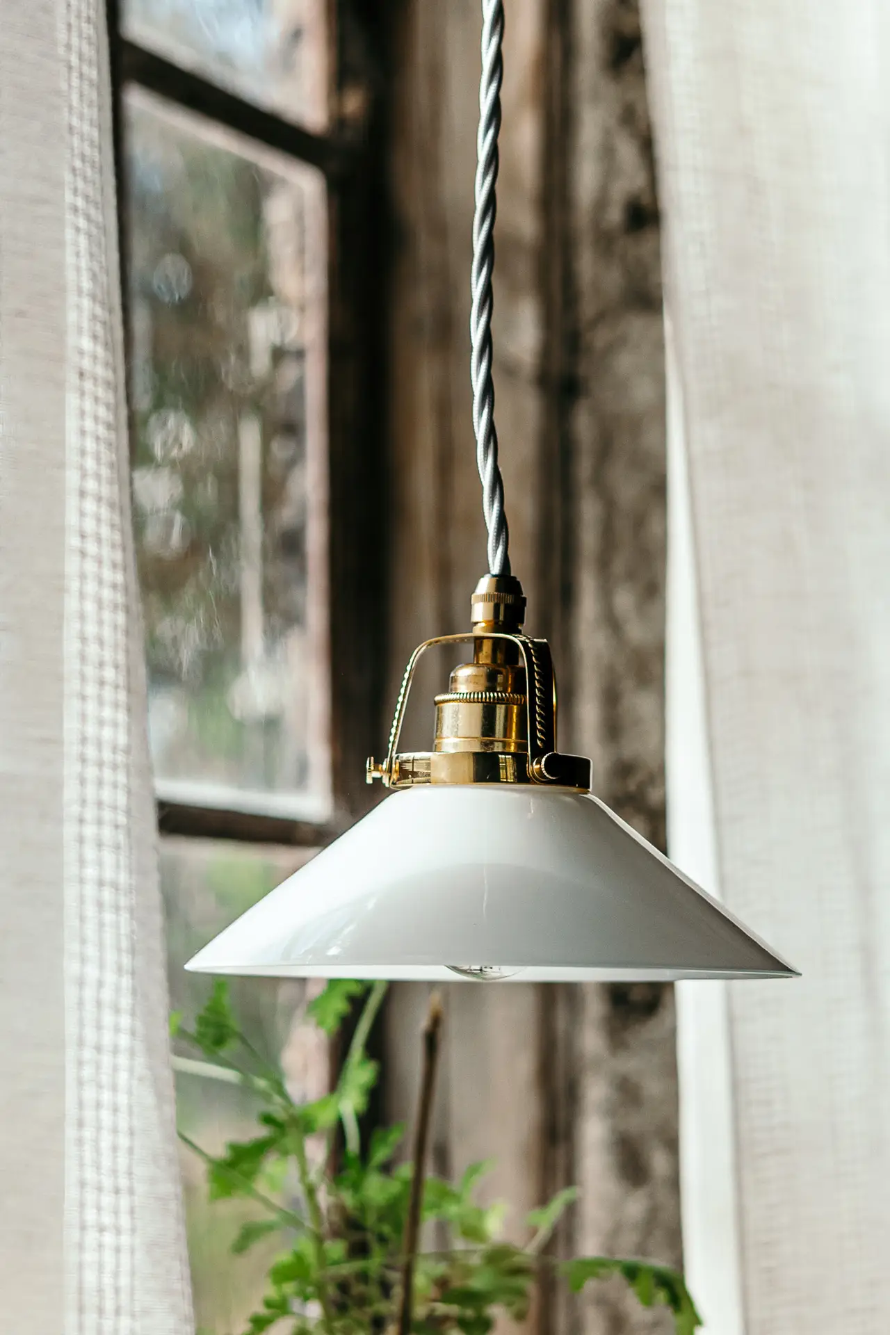 Gysinge Skomakarlampa taklampe hvit liten svart ledning