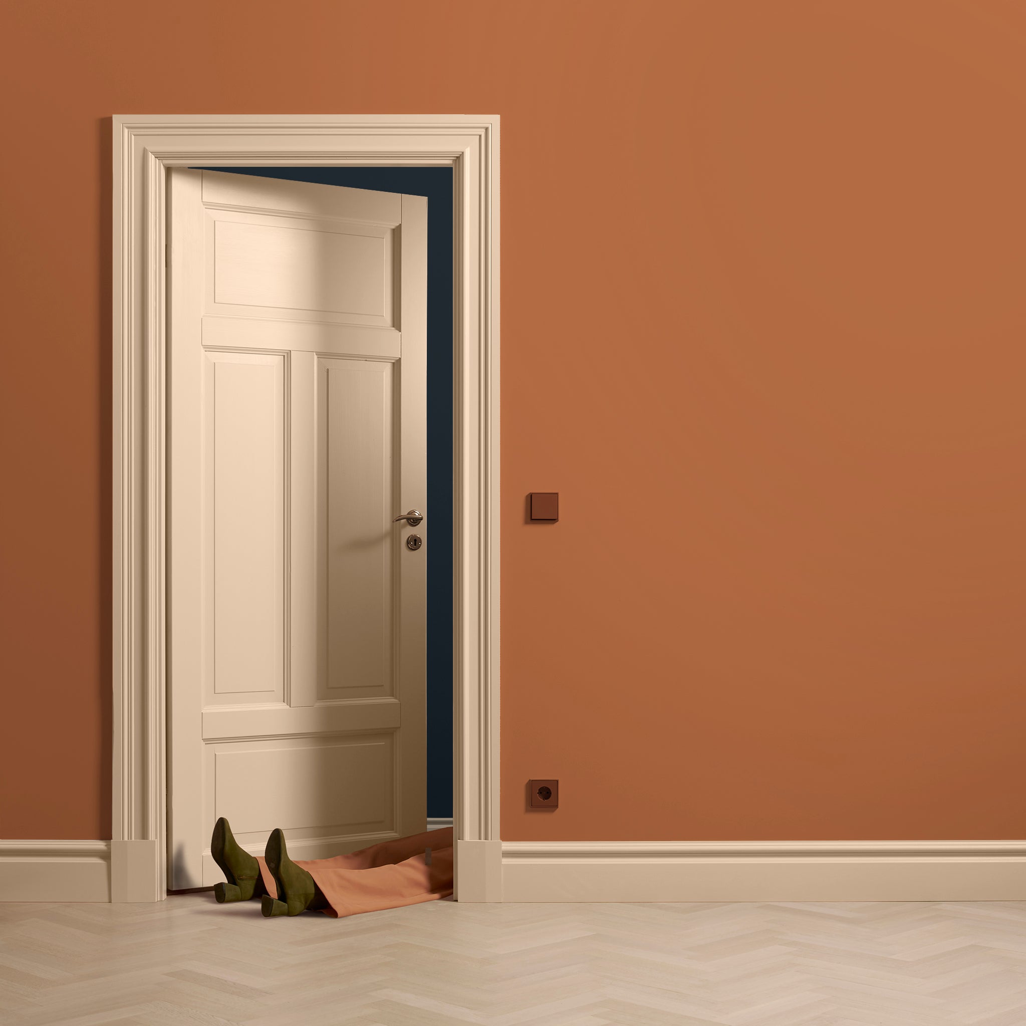Toniton Reddish Brown 06 bryter stikkontakt Le Corbusier